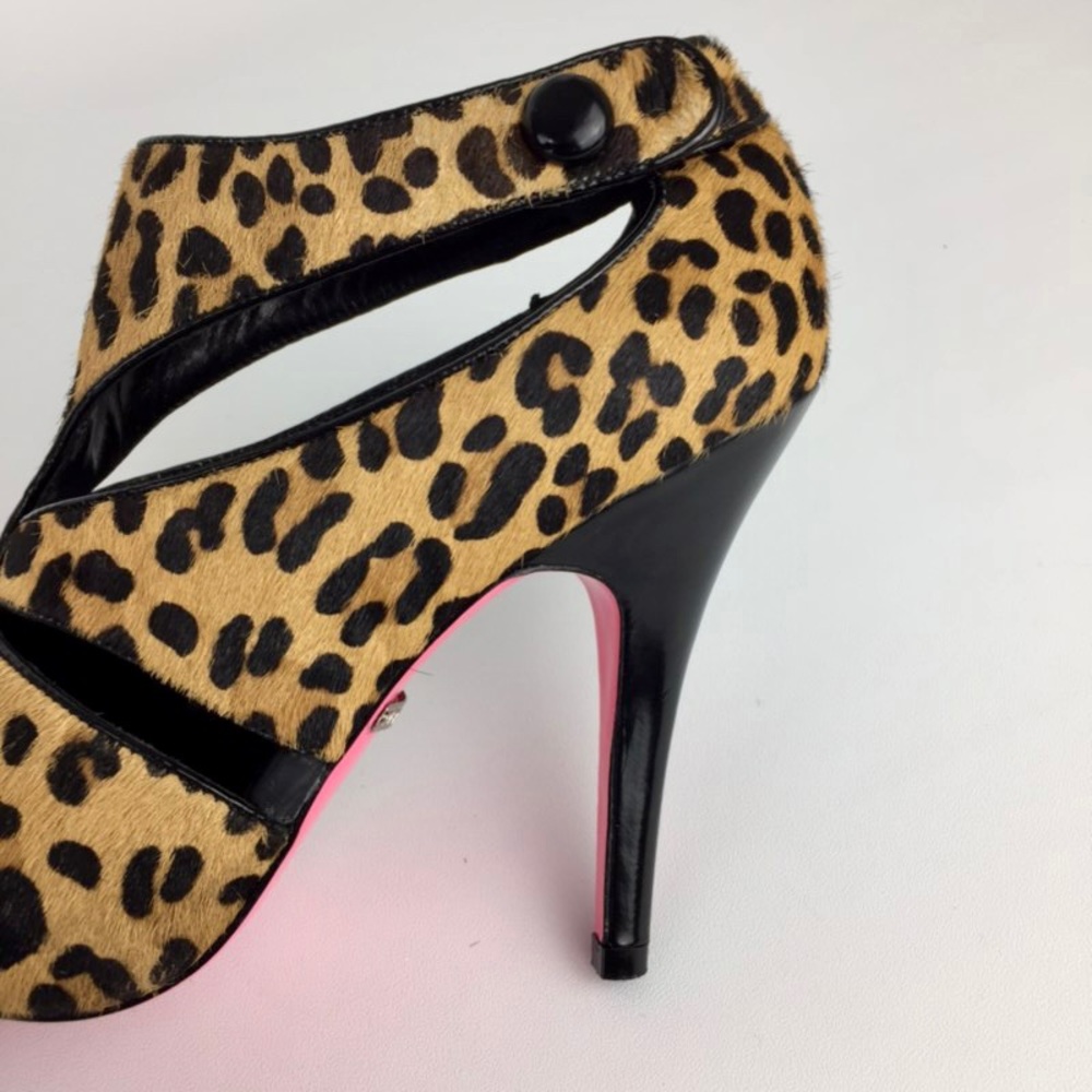 Betsey Johnson Womens Carlos Leopard Calf Hair Pumps Cutout Shooties size 5.5 - Picture 10 of 15